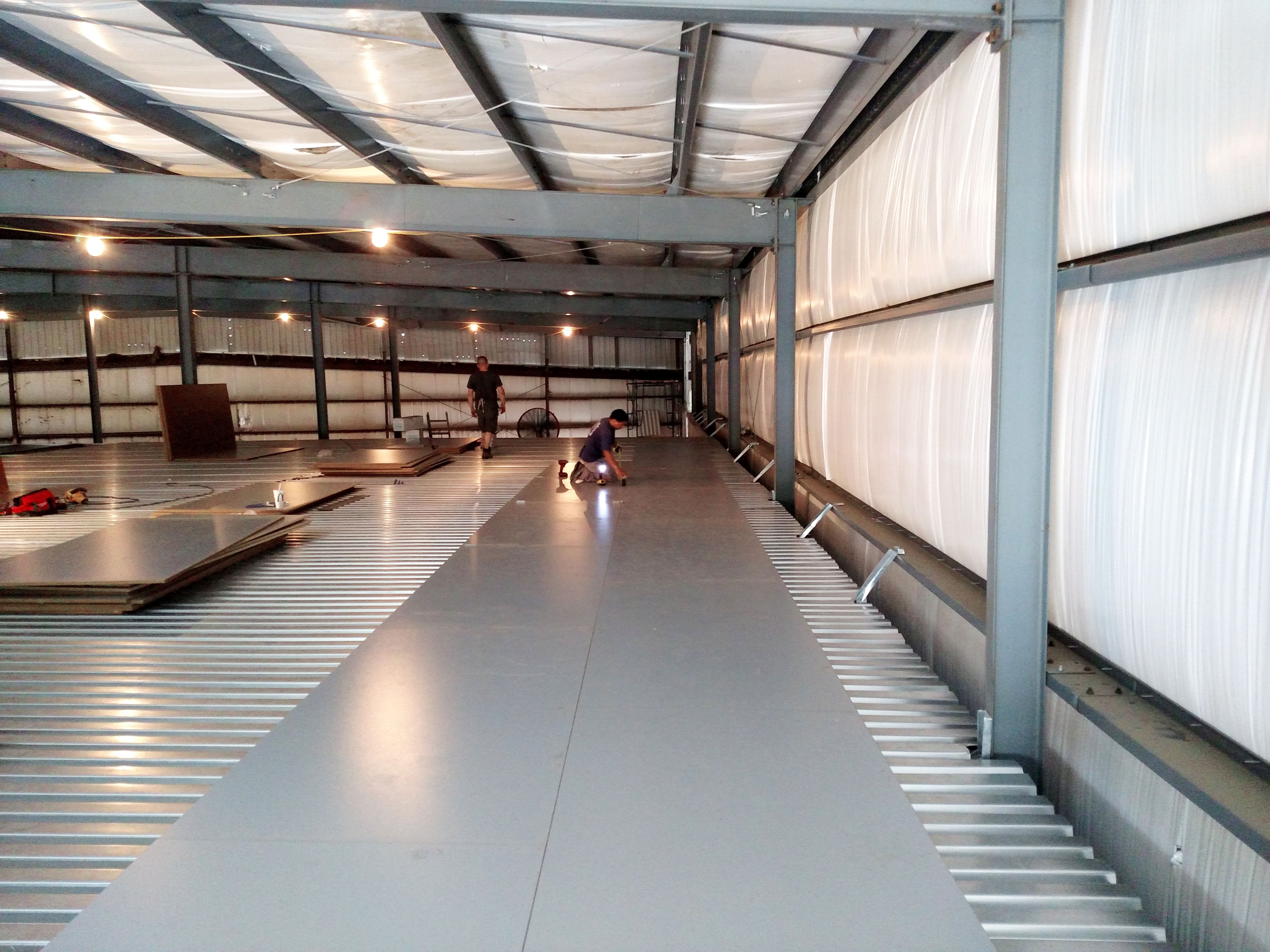ResinDek Flooring Installed Inside a Autoalmacenaje Facility.